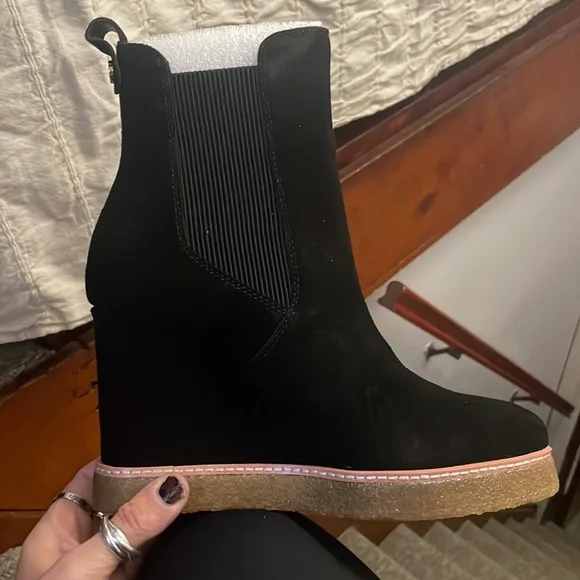Steve Madden wedge suede moos is black size 9 NEW with tags